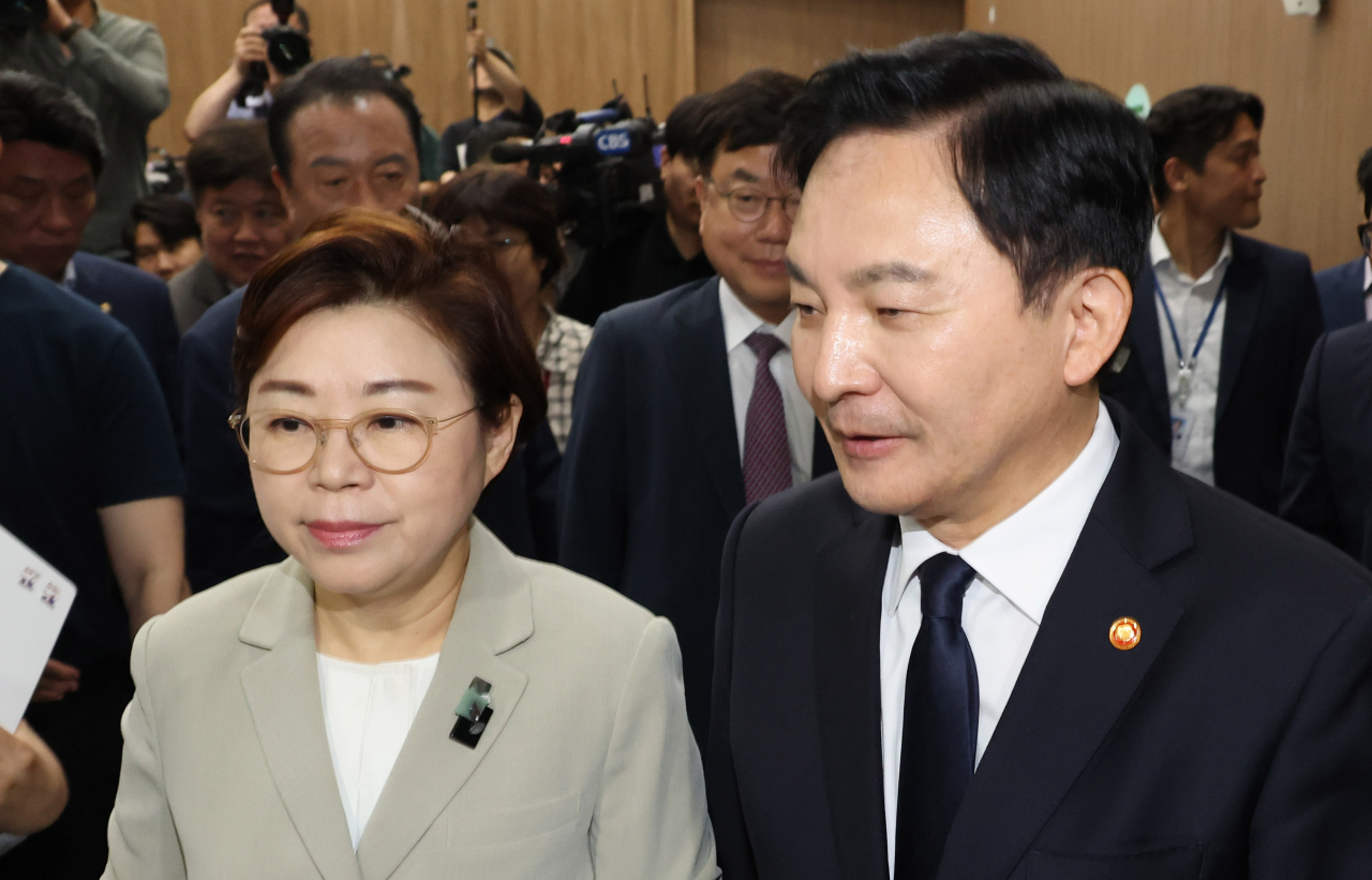 원희룡 국토교통부 장관과 김정재 간사를 비롯한 국민의힘 소속 국토교통위원들이 6일 오전 서울 여의도 국회 소통관에서 ‘서울-양평 고속도로에 대한 가짜뉴스’ 관련 국민의힘 국토교통위원회 실무 당정협의회 결과 브리핑이 끝난 뒤 질의응답 장소로 이동하고 있다. [연합]