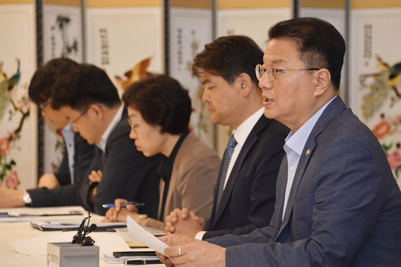 방기선 기획재정부 제1차관이 7일 오전 서울 종로구 정부서울청사에서 열린 '제27차 비상경제차관회의 겸 일자리 전담반(TF) 제7차 회의'를 주재, 모두발언을 하고 있다.[기획재정부 제공]