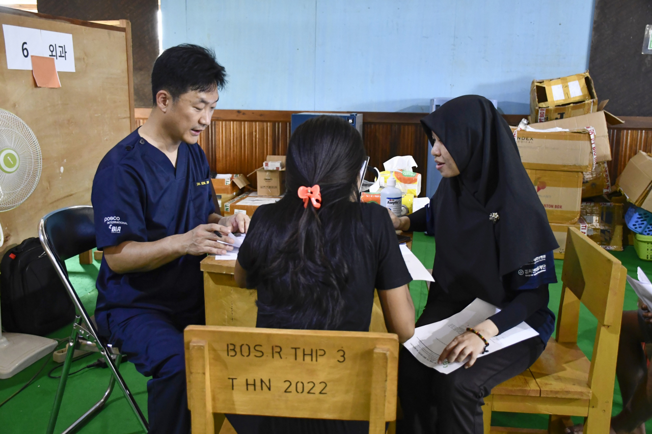 (왼쪽) 김덕우 고려대안산병원 성형외과 교수가 환자와 상담하고 있다