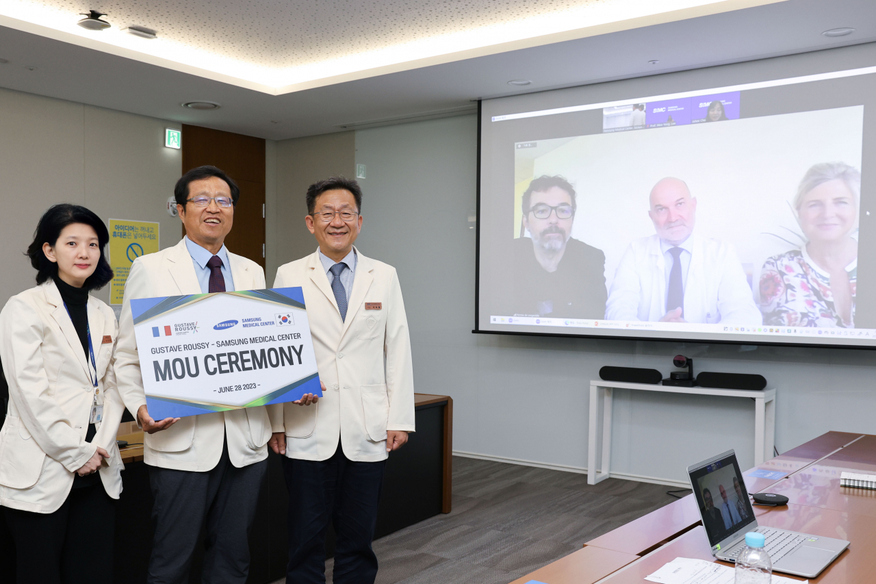 삼성서울병원이 6월 28일 유럽 최고 암 연구 및 치료기관으로 꼽히는 프랑스 귀스타브 루시 병원과 MOU를 체결했다고 밝혔다. 사진 (왼쪽부터) 이지연 암정밀치료센터장, 이우용 암병원장, 박희철 암병원 운영지원실장. 화면 속 (왼쪽부터) 파브리스 앙드레 연구부원장, 파브리스 발레시 병원장