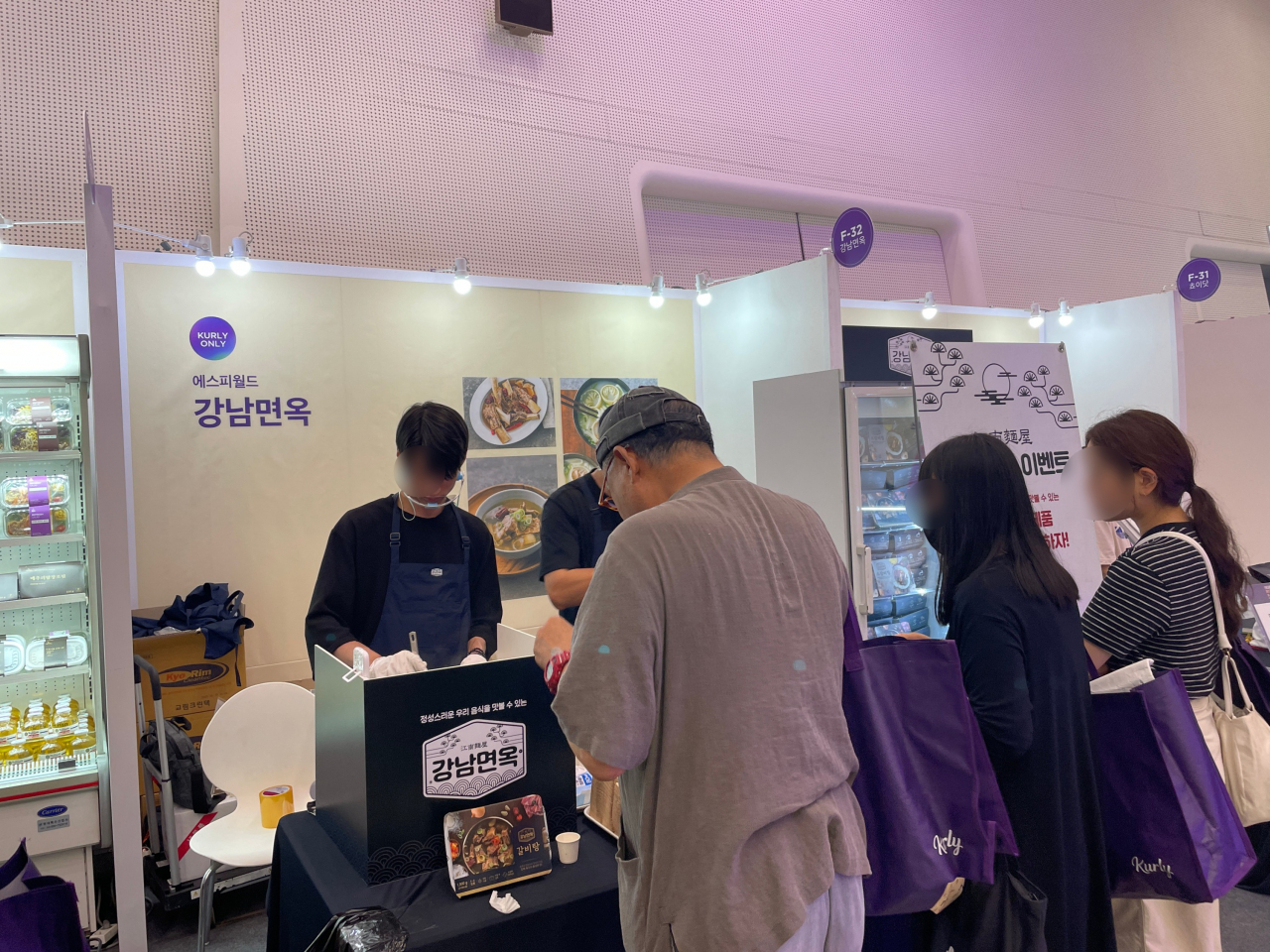 강남면옥 부스에서 사람들이 시식을 기다리고 있다. 전새날 기자
