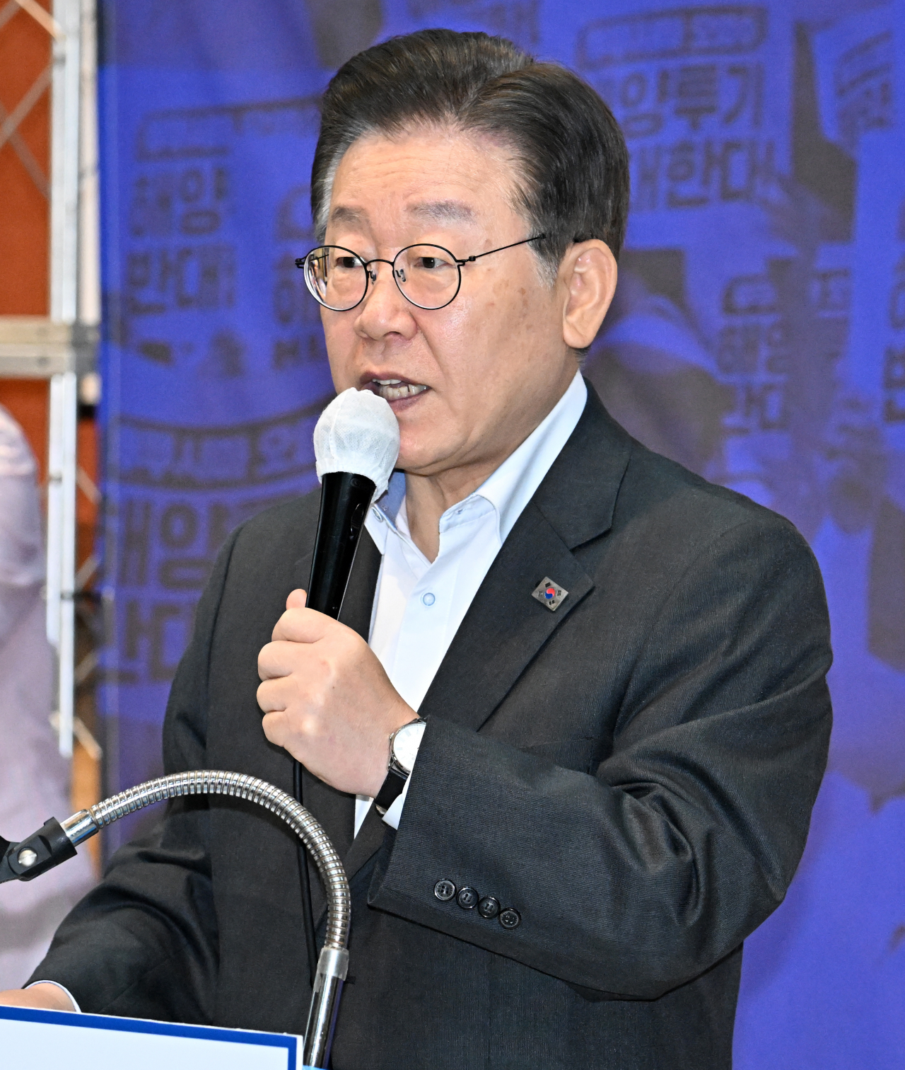 이재명 더불어민주당 대표가 7일 서울 여의도 국회 로텐더홀에서 열린 최고위원회의에 참석해 발언하고 있다. 임세준 기자