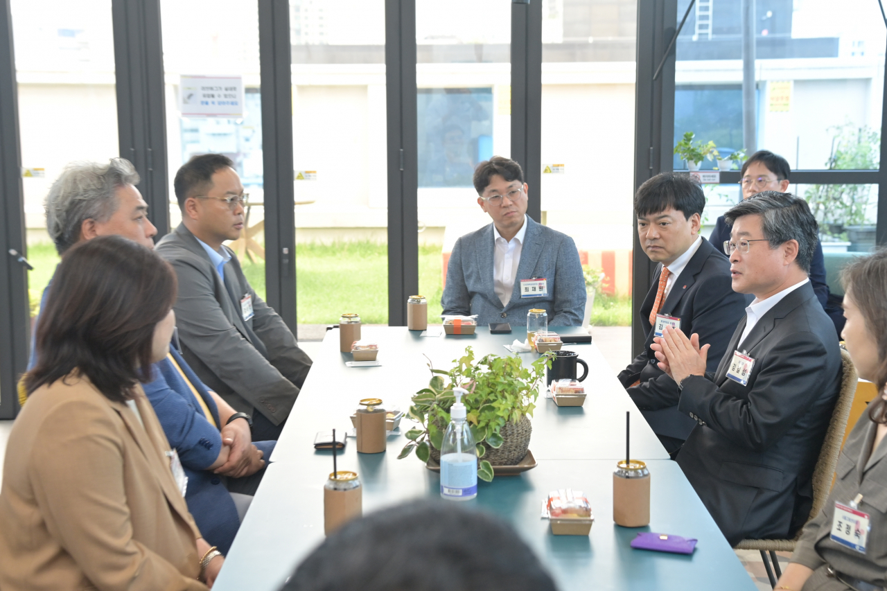 김길성 중구청장이 거버넌스 위원들과 소통하고 있다. [중구 제공]