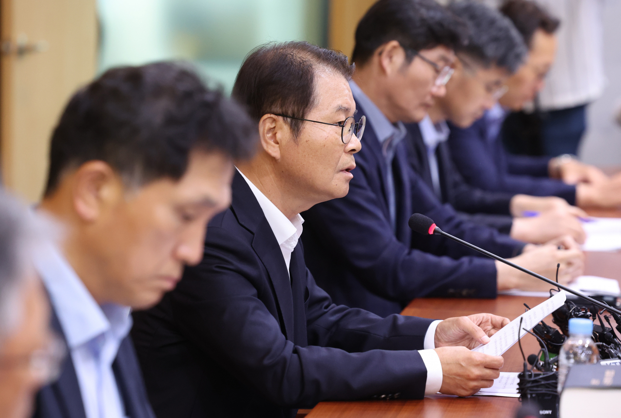 이정식 고용노동부 장관이 7일 중구 서울지방고용노동청에서 열린 민주노총 파업 관련 긴급 노사관계 상황 점검회의에서 발언을 하고 있다. [연합]