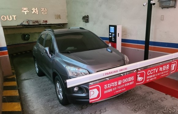 인천 상가 주차장 입구를 막은 차량. [연합뉴스]