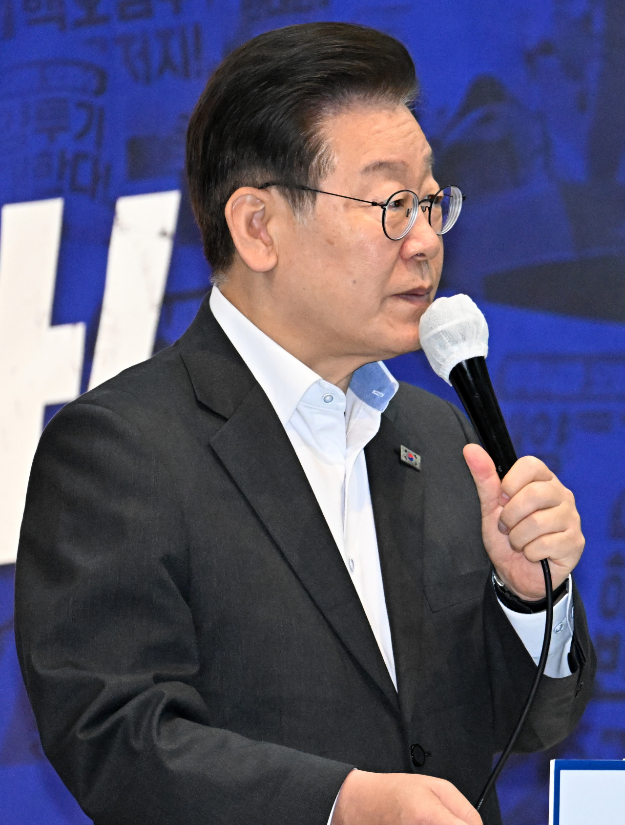 이재명 더불어민주당 대표가 7일 서울 여의도 국회 로텐더홀에서 열린 최고위원회의에 참석해 발언하고 있다. 임세준 기자