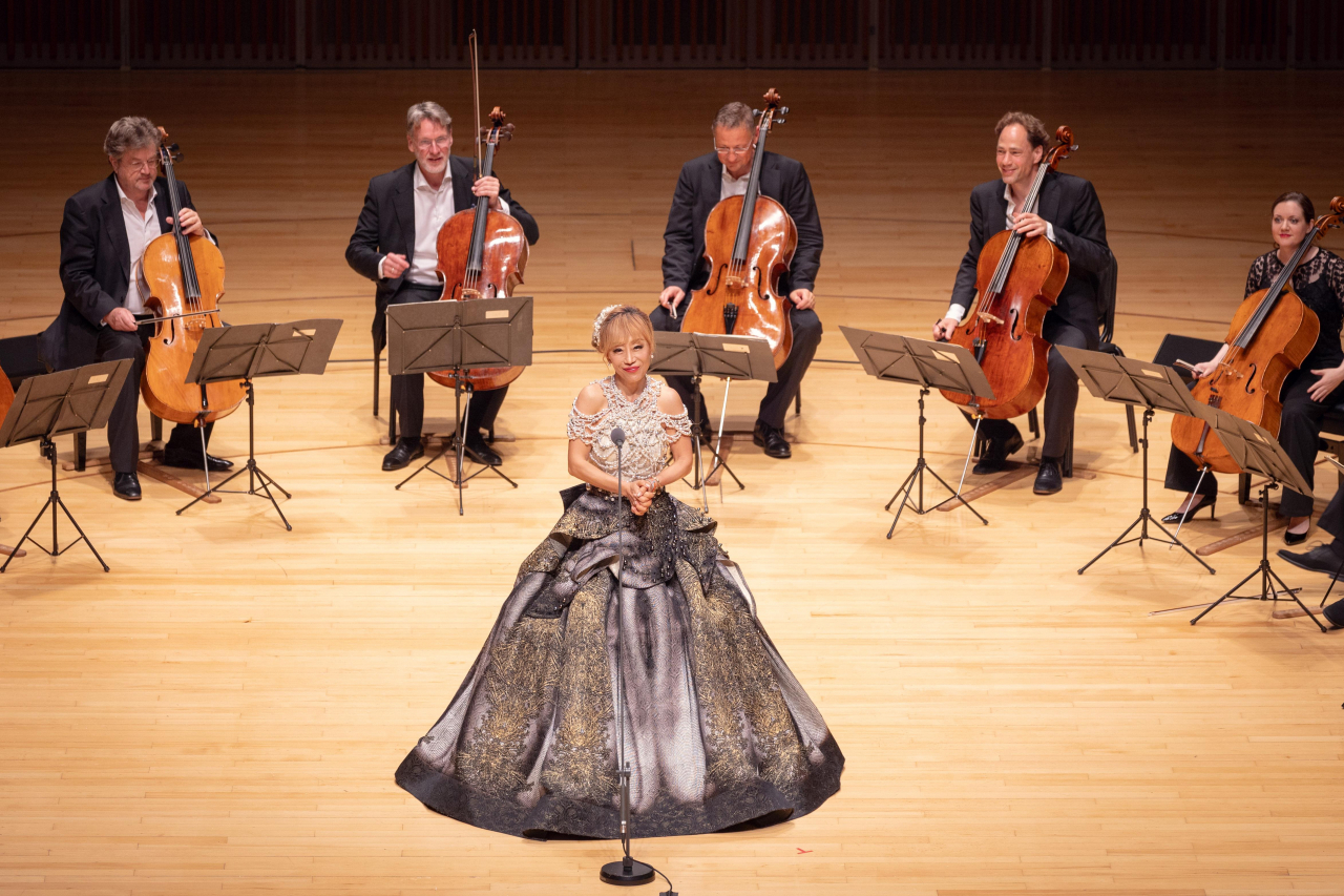 Soprano Sumi Jo performs with the 12 cellists of the Berlin Philharmonic Orchestra at Lotte Concert Hall in Jamsil, Seoul, on July 6. The 12 cellists have been performing since 1972 when they gathered for a radio production of Julius Klengel’s Hymnus for 12 Cellos. (Yonhap)