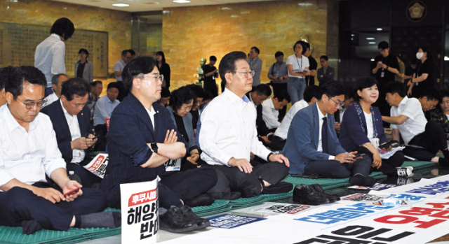 ‘서울-양평 고속도로 사업’과 일본 정부의 후쿠시마 오염수 방류 등 국민의 삶에 큰 영향을 미치는 중요 사안을 놓고 여야가 정책보다는 정쟁에 몰두하고 있어 비판이 거세다. 7일 국민의힘은 국회에서 윤재옥 원내대표 주재로 원내대책회의를 열고 후쿠시마 오염수 방류에 반대하는 더불어민주당에 대해 ‘영끌선동’이라고 비판했다(위쪽). 이재명 대표 등 민주당 의원들은 전날부터 이날 정오까지 국회 로텐터홀에서 1박2일 철야농성을 하며 ‘윤석열정권 오염수투기 반대 천명 촉구 비상행동’을 시작했다. 임세준 기자