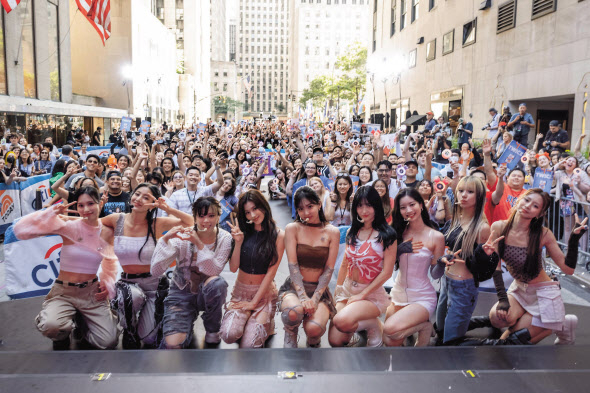 그룹 ‘트와이스’가 지난 5일(현지시간) 미국 뉴욕 랜드마크인 록펠러센터플라자(Rockefeller Center Plaza)에서 생방송을 한 후 현지 팬들과 사진촬영을 하고 있다. [JYP엔터테인먼트 제공]