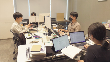LG유플러스 사내 개발자 양성 프로그램인 테크 코스 1기 직원들이 개발 교육을 듣고 있다. [LG유플러스 제공]