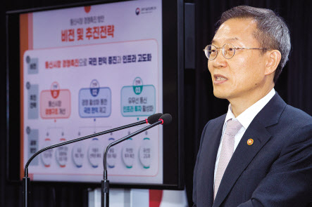 이종호 과학기술정보통신부 장관이 6일 오후 서울 종로구 정부서울청사 본관 브리핑룸에서 ‘통신시장 경쟁촉진 방안’ 관련 브리핑을 하고 있다. [과학기술정보통신부 제공]