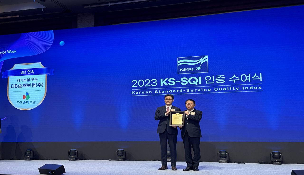 6일 서울시 소공동 롯데호텔에서 열린 '2023 한국서비스품질지수 인증 수여식'에서 박권일(왼쪽) DB손해보험 본부장과 강명수 한국표준협회 회장이 기념촬영을 하고 있다. [DB손해보험 제공]