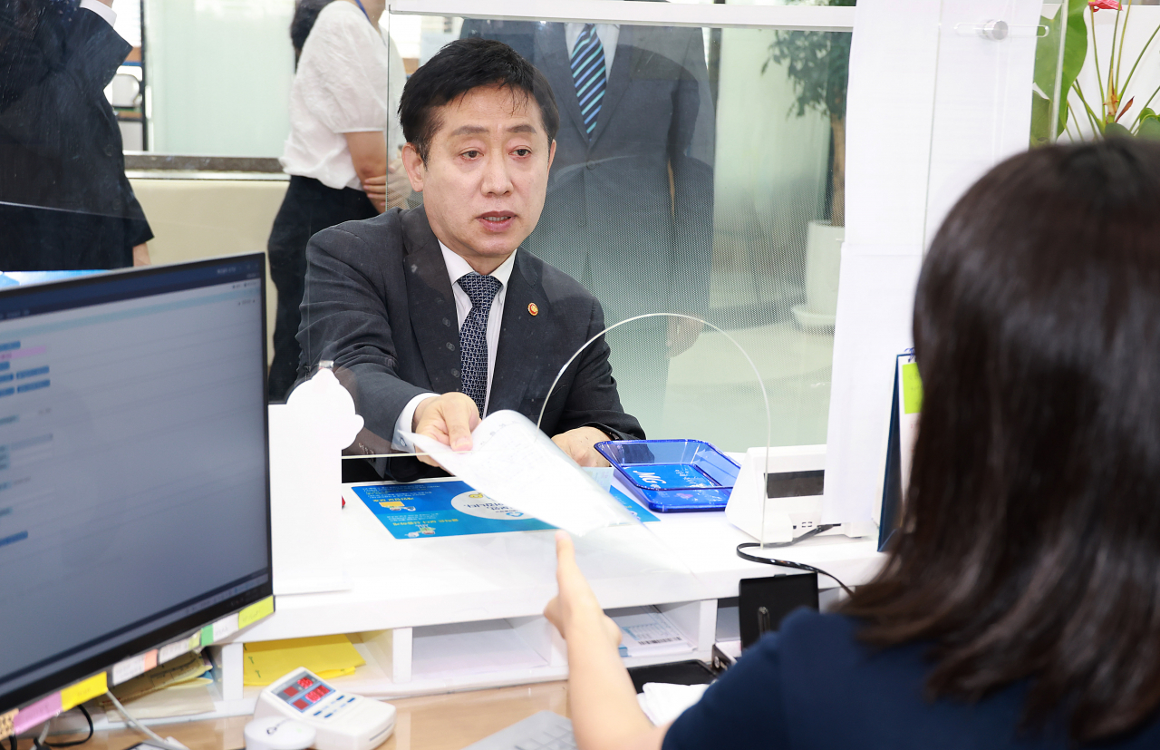 김주현 금융위원장이 7일 오전 서울 사직동 새마을금고 본점에 방문해 예금하고 있다. [금융위원회 제공]