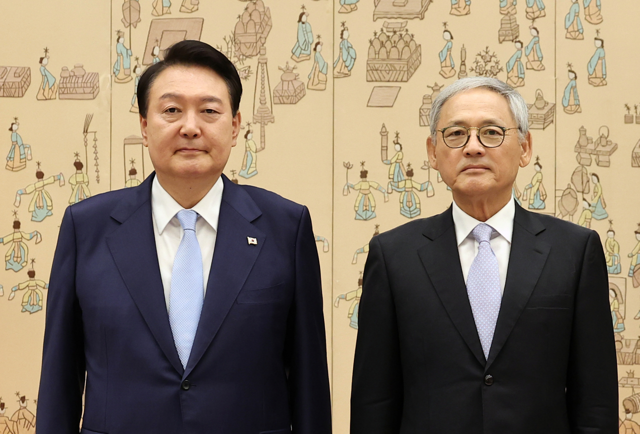 윤석열 대통령이 7일 서울 용산 대통령실 청사에서 유인촌 대통령 문화체육특별보좌관에게 위촉장을 수여한 뒤 기념촬영을 하고 있다. [연합]