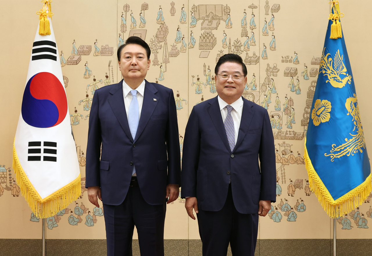 윤석열 대통령이 7일 서울 용산 대통령실 청사에서 우동기 지방시대위원회 위원장에게 위촉장을 수여한 뒤 기념촬영을 하고 있다. [연합]