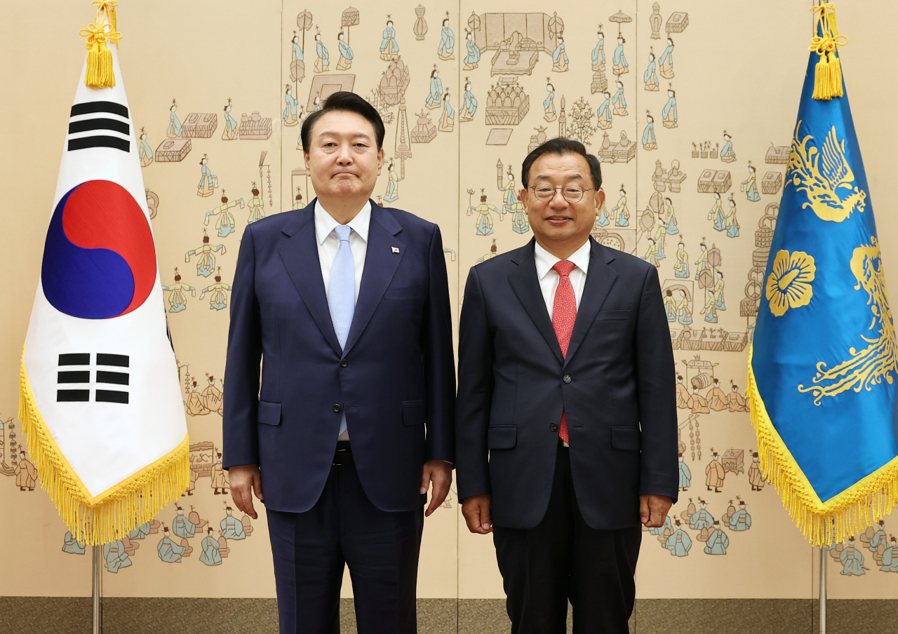 윤석열 대통령이 7월 7일 서울 용산 대통령실 청사에서 이정현 지방시대위원회 부위원장에게 위촉장을 수여한 뒤 기념촬영을 하고 있다.[연합]