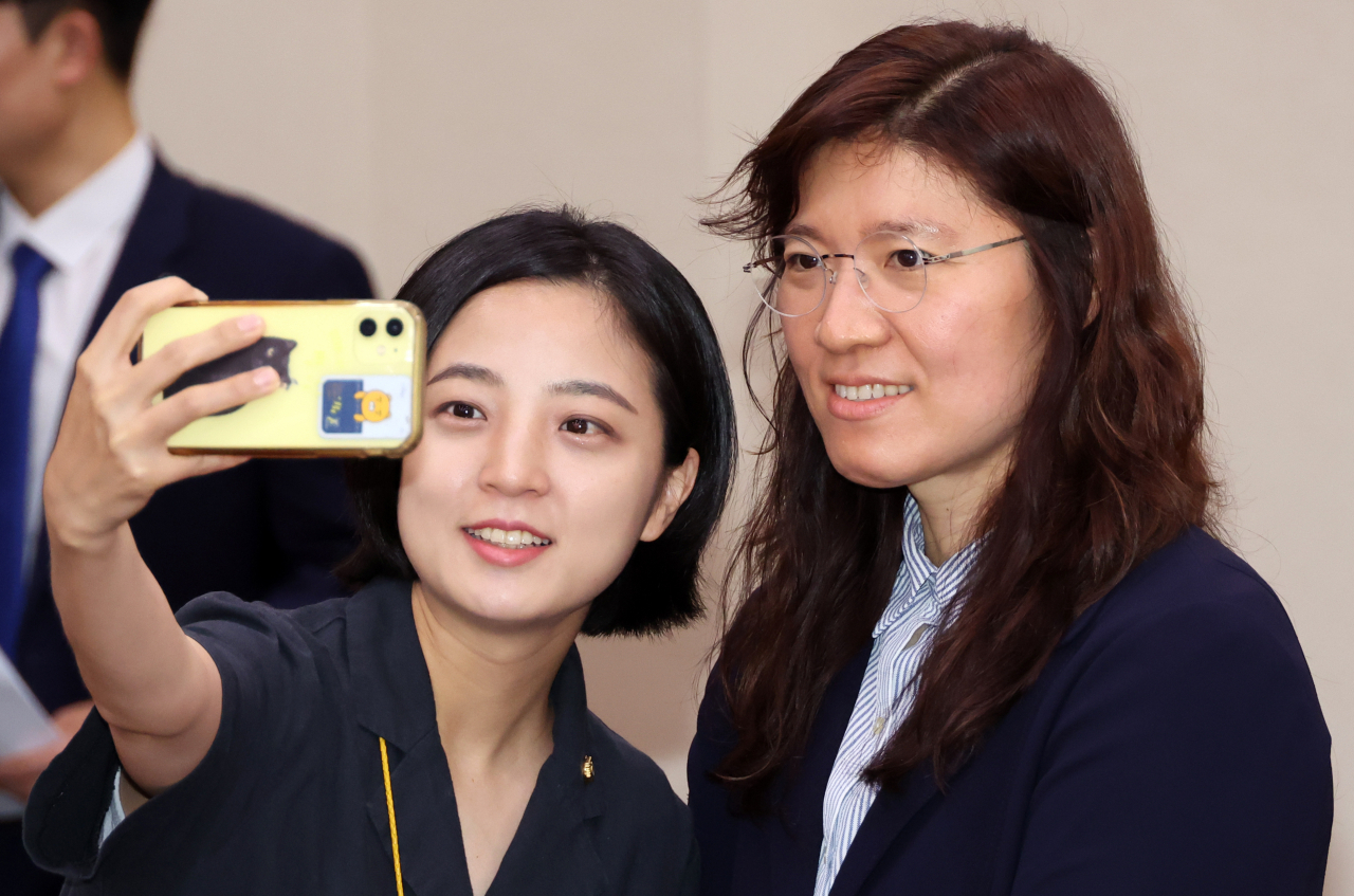 7일 국회 문화체육관광위원회에서 정의당 류호정 의원이 회의 시작 전 장미란 차관과 기념 촬영하고 있다. [연합]
