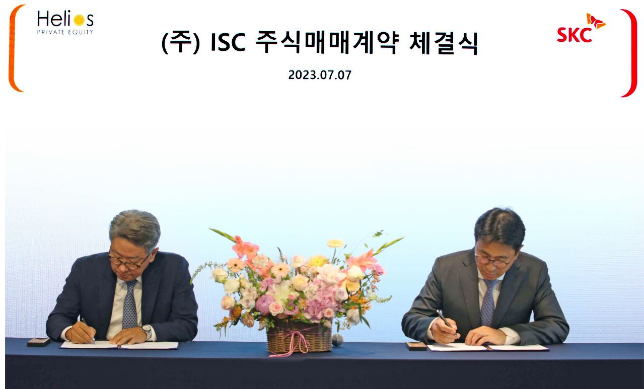 7일 서울 종로구 SKC 본사에서 열린 주식매매계약 체결식에서 박원철(오른쪽) SKC 사장과 현 ISC 최대주주인 헬리오스PE의 전제모 대표가 계약서에 서명을 하고 있다. [SKC 제공]