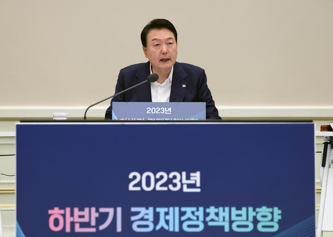 윤석열 대통령이 지난 4일 청와대 영빈관에서 열린 2023년 하반기 경제정책 방향에 관한 제18차 비상경제민생회의에서 발언하고 있다. [연합]