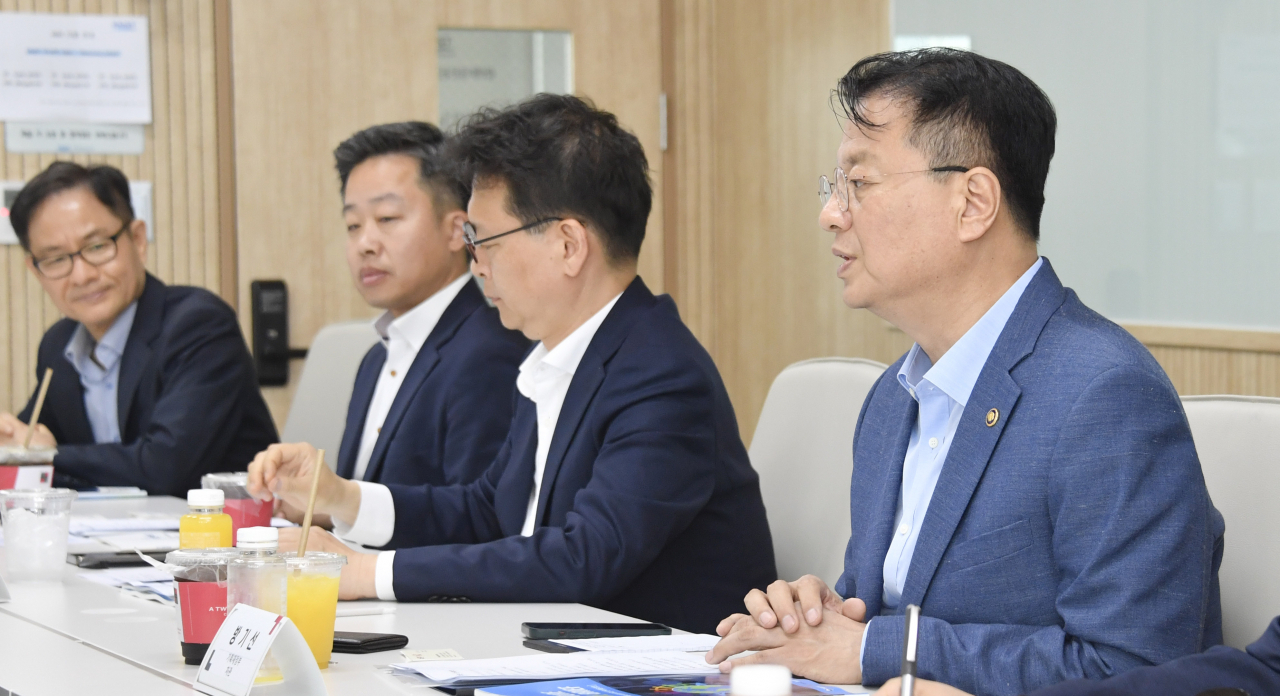 방기선(오른쪽 첫번째) 기획재정부 제1차관이 7일 서울 영등포구 KAIST 여의도금융전문대학원에서 열린 '외국인 인력 관련 전문가 간담회'를 주재하고 있다. [기획재정부 제공]