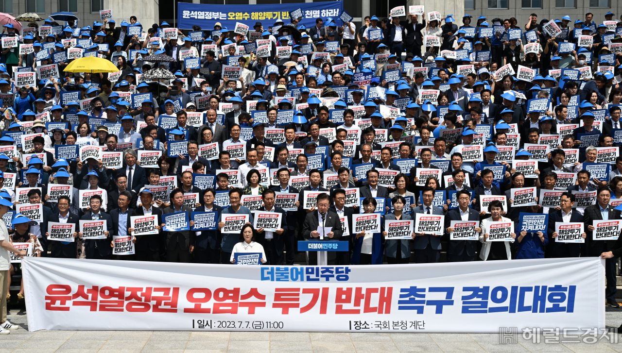 이재명 더불어민주당 대표가 7일 서울 여의도 국회에서 열린 윤석열 정부 오염수 투기 반대 촉구 결의대회에 참석해 발언하고 있다. 임세준 기자