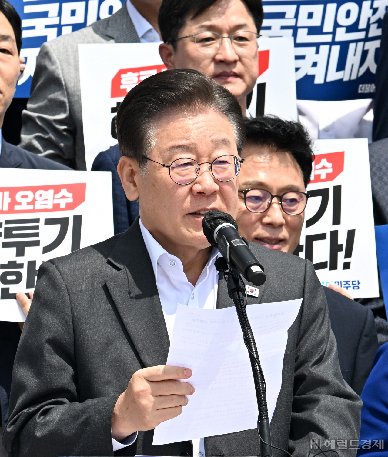 이재명 더불어민주당 대표가 7일 서울 여의도 국회에서 열린 윤석열 정부 오염수 투기 반대 촉구 결의대회에 참석해 발언하고 있다. 임세준 기자