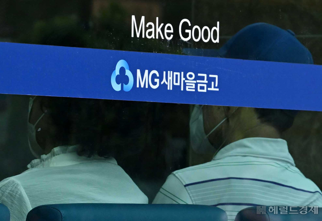 6일 오전 서울시내 한 새마을금고 안에서 이용객들이 차례를 기다리고 있다. 사진은 기사와 직접적 관련 없음. 이상섭 기자