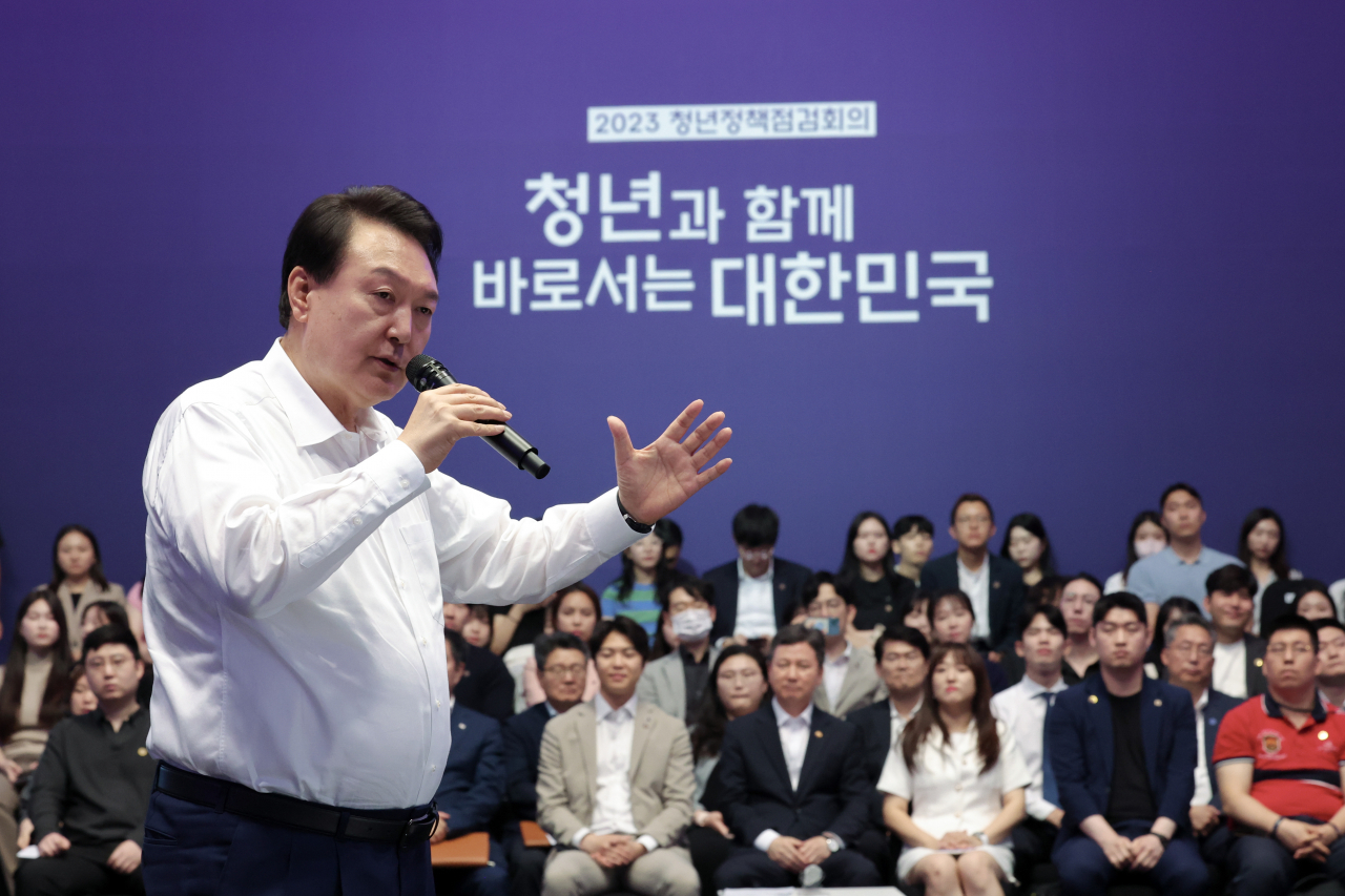 윤석열 대통령이 6일 서울 서초구 플로팅아일랜드 컨벤션홀에서 열린 청년정책 점검회의에서 발언하고 있다. [연합]