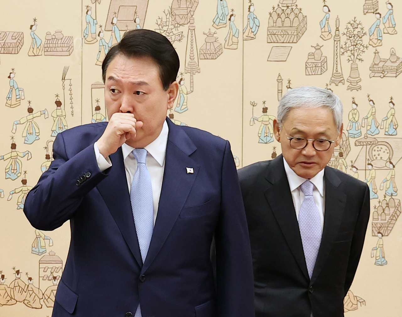 윤석열 대통령과 유인촌 대통령 문화체육특별보좌관이 지난 7일 서울 용산 대통령실 청사에서 열린 위촉장 수여식에 참석하고 있다. [연합]