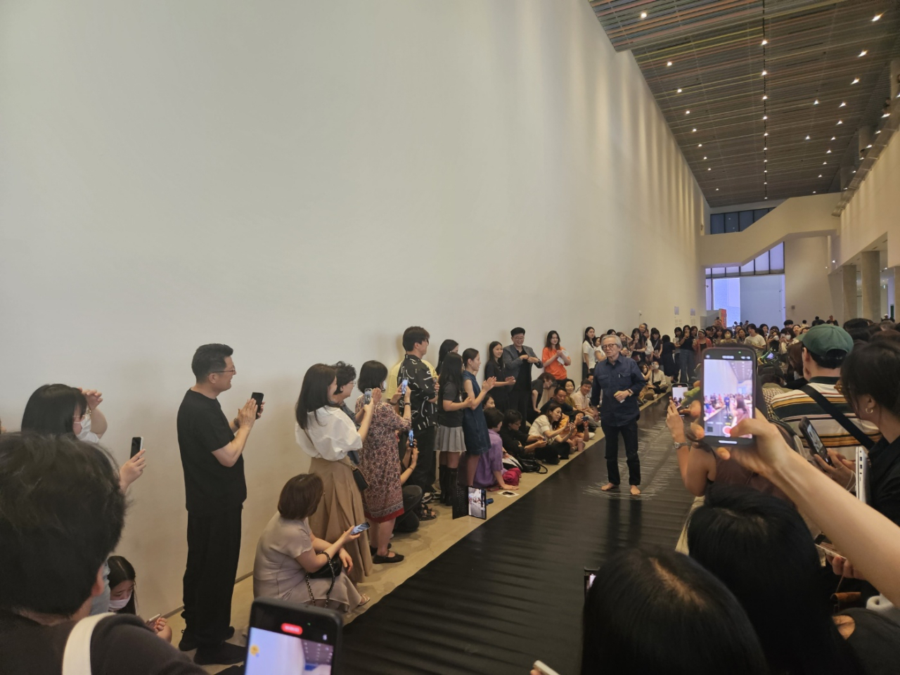 Artist Lee Kun-yong performs "“In Snail’s Gallop" at MMCA on June 28, attracting hundreds of people to watch online and offline. (Park Yuna/The Korea Herald)
