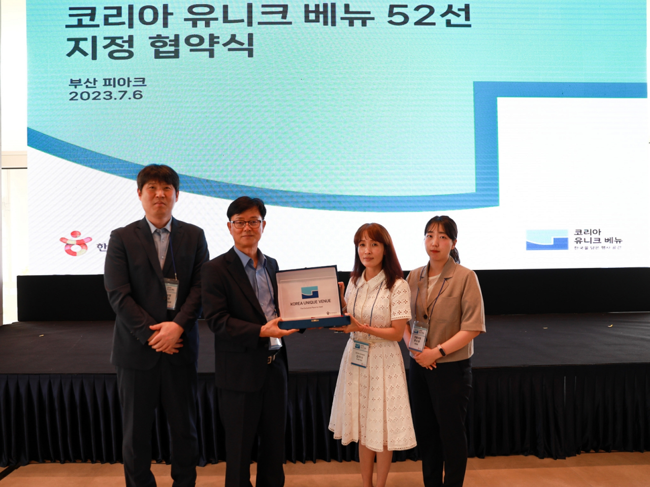 정규식 본부장과 김리나 마케팅팀장 등 문화엑스포 관계자들이 '코리아 유니크 베뉴' 현판을 들고 기념사진을 찍고 있다.[경북문화관광공사 제공]