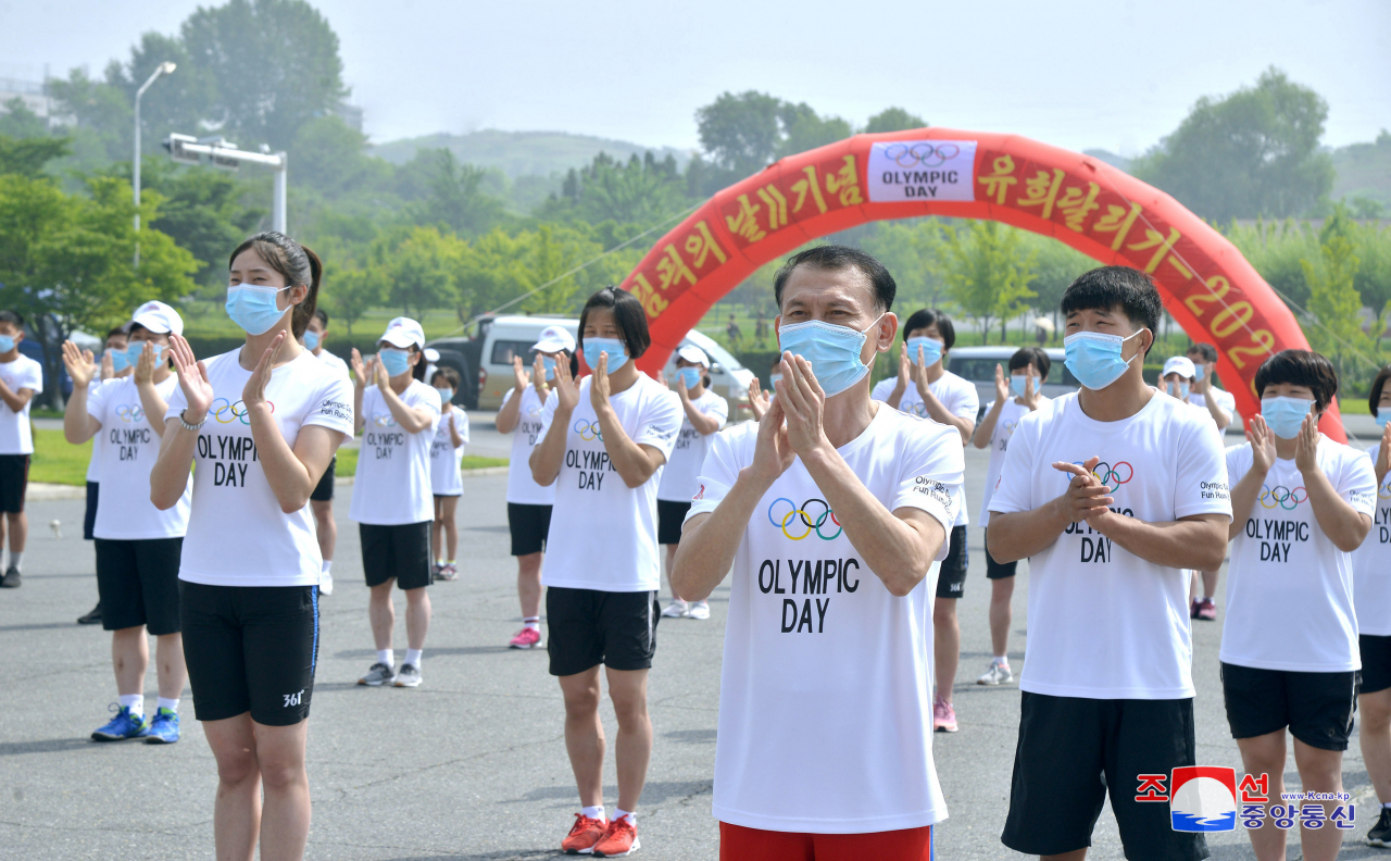 지난 23일 올림픽의 날을 기념하는 '유희 달리기 2023'이 평양 청춘거리 체육촌에서 열렸다고 조선중앙통신이 26일 밝혔다(사진은 기사 내용과 관련 없음). 김영철 기자