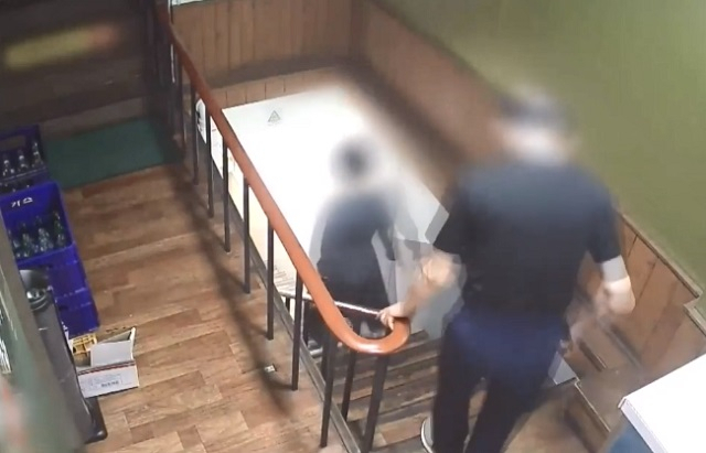 서울 중구 횟집 폐쇄회로(CC)TV에 찍힌 손님들이 계단으로 내려가는 영상. 50대로 보이는 남녀 6명 중 누구도 음식 값을 내지 않았다. [TV 조선 갈무리]