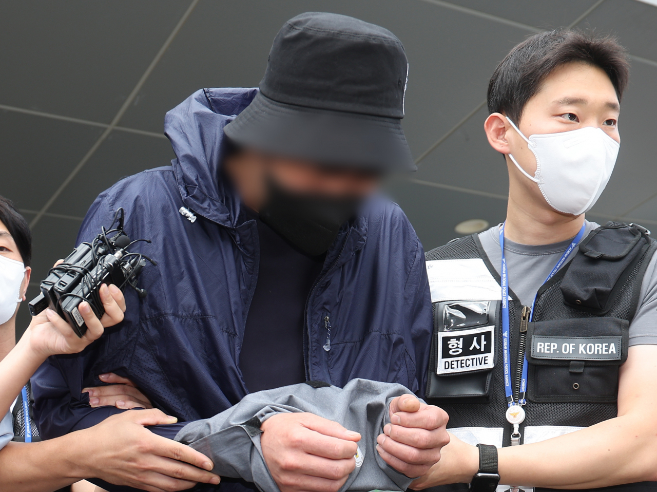 장애를 갖고 태어난 아이를 친모 몰래 데려가 살해한 뒤 시신을 유기한 혐의로 체포된 친부 A씨가 8일 오후 구속 전 피의자 심문(영장실질심사)에 출석하기 위해 경기도 용인동부경찰서에서 나오고 있다. [연합]