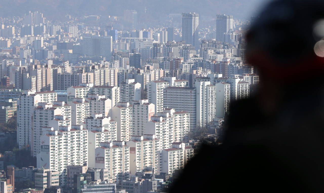 한 시민이 남산에서 강북 지역을 바라보는 모습. [연합]