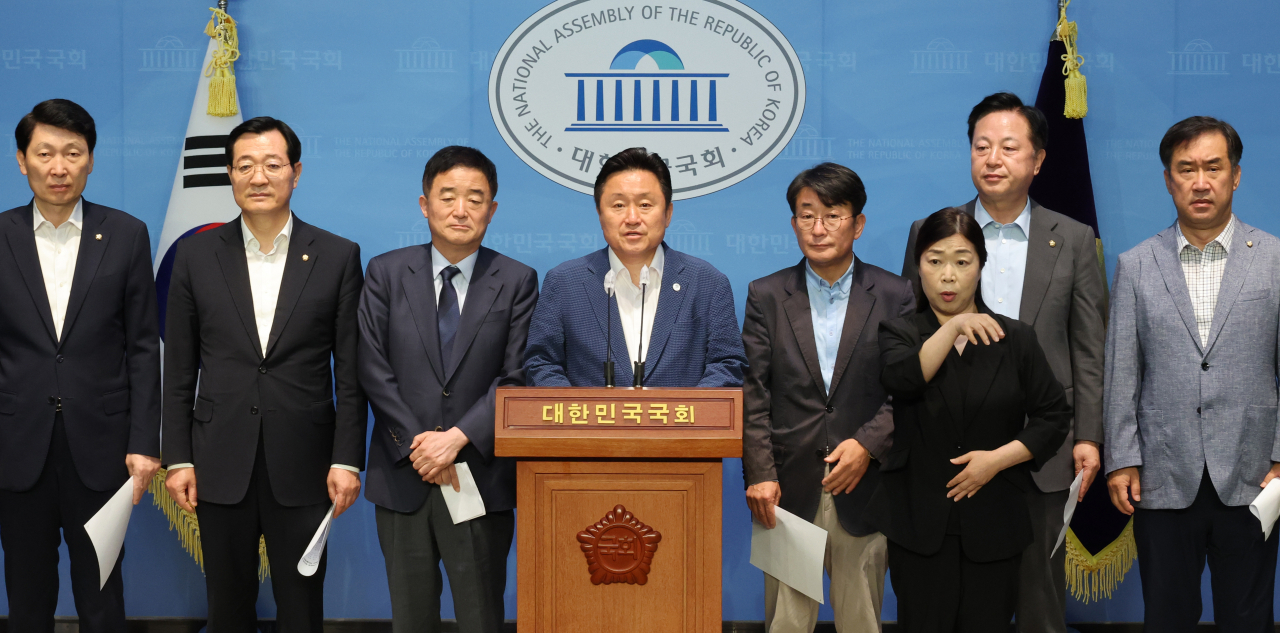 더불어민주당 양평고속도로 진상규명태스크포스와 국토교통위원회 의원들이 7일 국회에서 기자회견을 하고 있다. [연합]