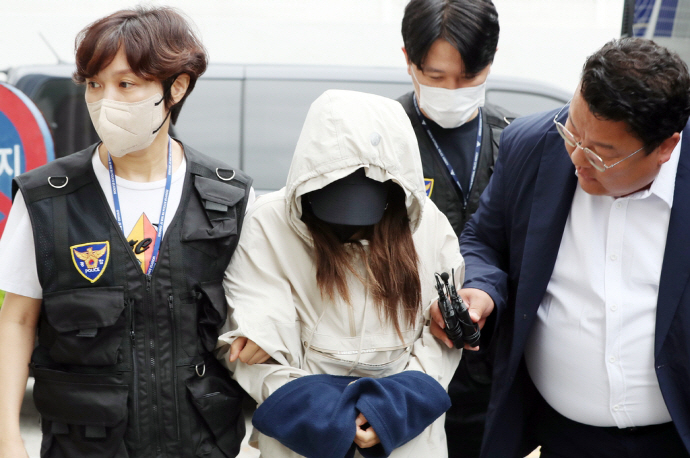 태어난지 6일 된 딸을 홀로 방치해 숨지게 한 30대 친모가 영장실질심사를 받기 위해 광주지방법원에 출석하고 있다.[연합]