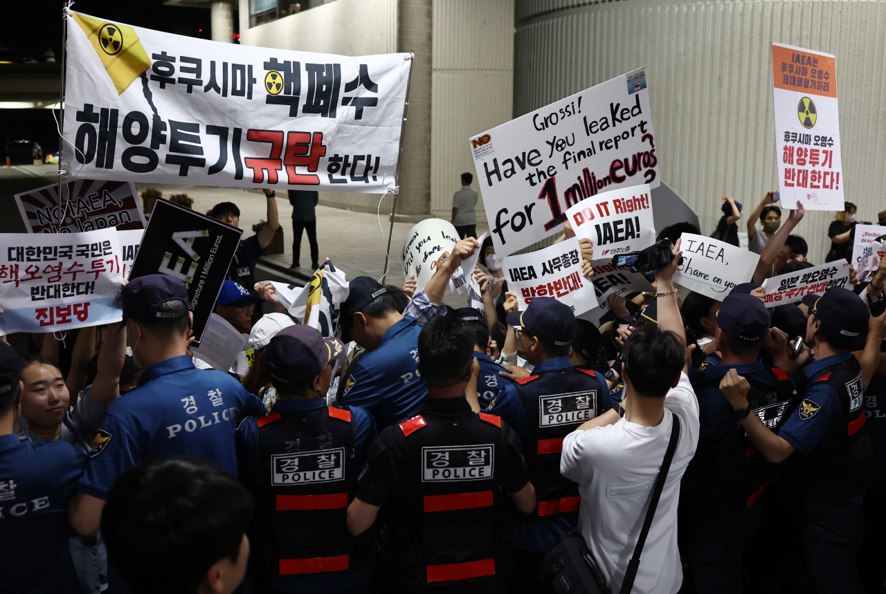 라파엘 그로시 국제원자력기구(IAEA) 사무총장의 입국이 예정된 7일 김포공항 국제선 입국장 인근에서 시민단체가 그로시 사무총장의 방한을 반대하는 손 피켓을 들고 있다. [연합]