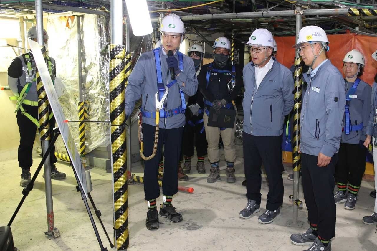 지난 7일 황주호 한국수력원자력 사장(오른쪽 두 번째)이 건설중인 새울3·4호기 현장을 점검하고 있다. [사진=한수원]
