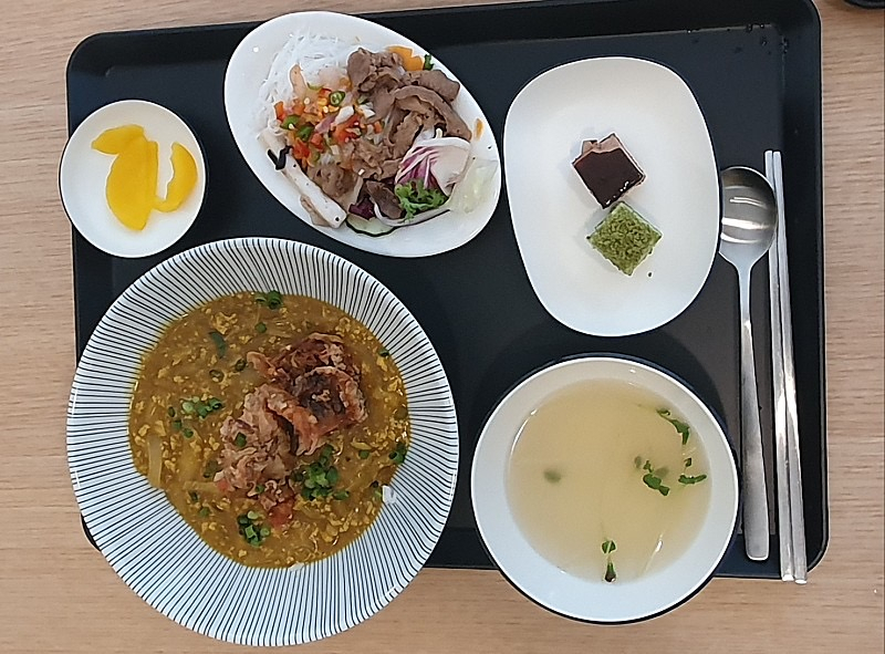 서울 강남구 개포동 개포자이프레지던스가 지난 1일부터 단지 내 식당에서 중석식 서비스를 운영하기 시작했다. 개포자이프레지던스 아파트 식당에서 제공되는 식사 모습. [온라인 커뮤니티 갈무리]