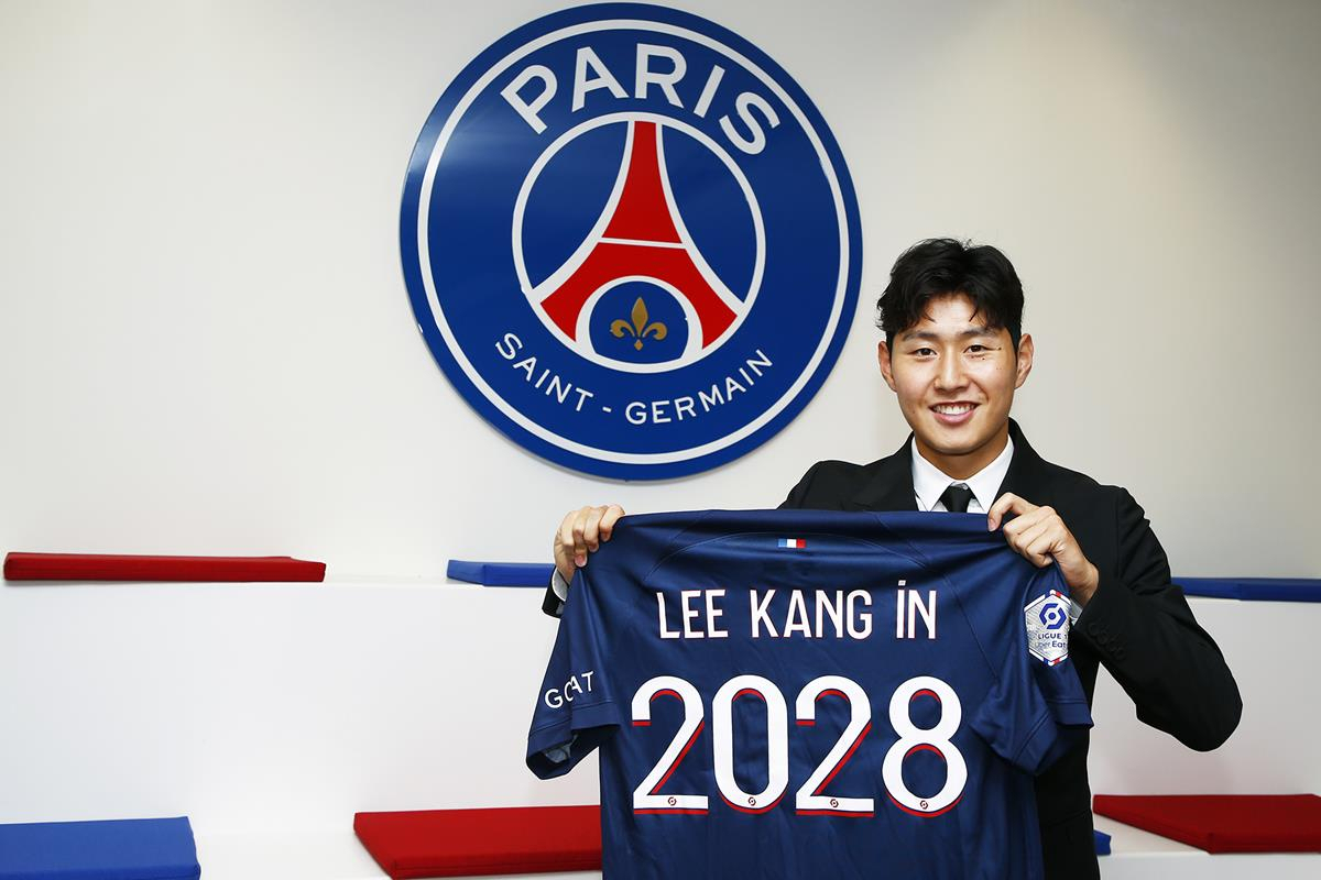이강인이 PSG 유니폼을 입고 포즈를 취했다.[PSG 홈페이지]