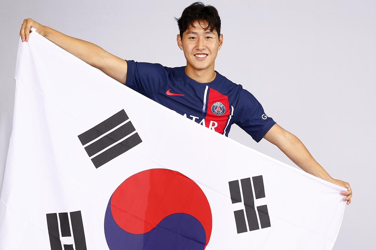 태극기를 들어보이는 이강인.[PSG 홈페이지]