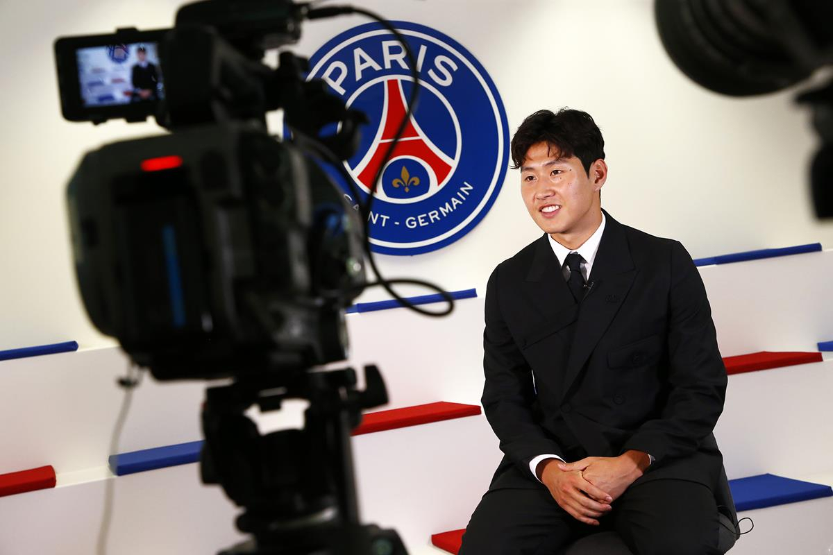 구단과 인터뷰하는 이강인.[PSG 홈페이지]