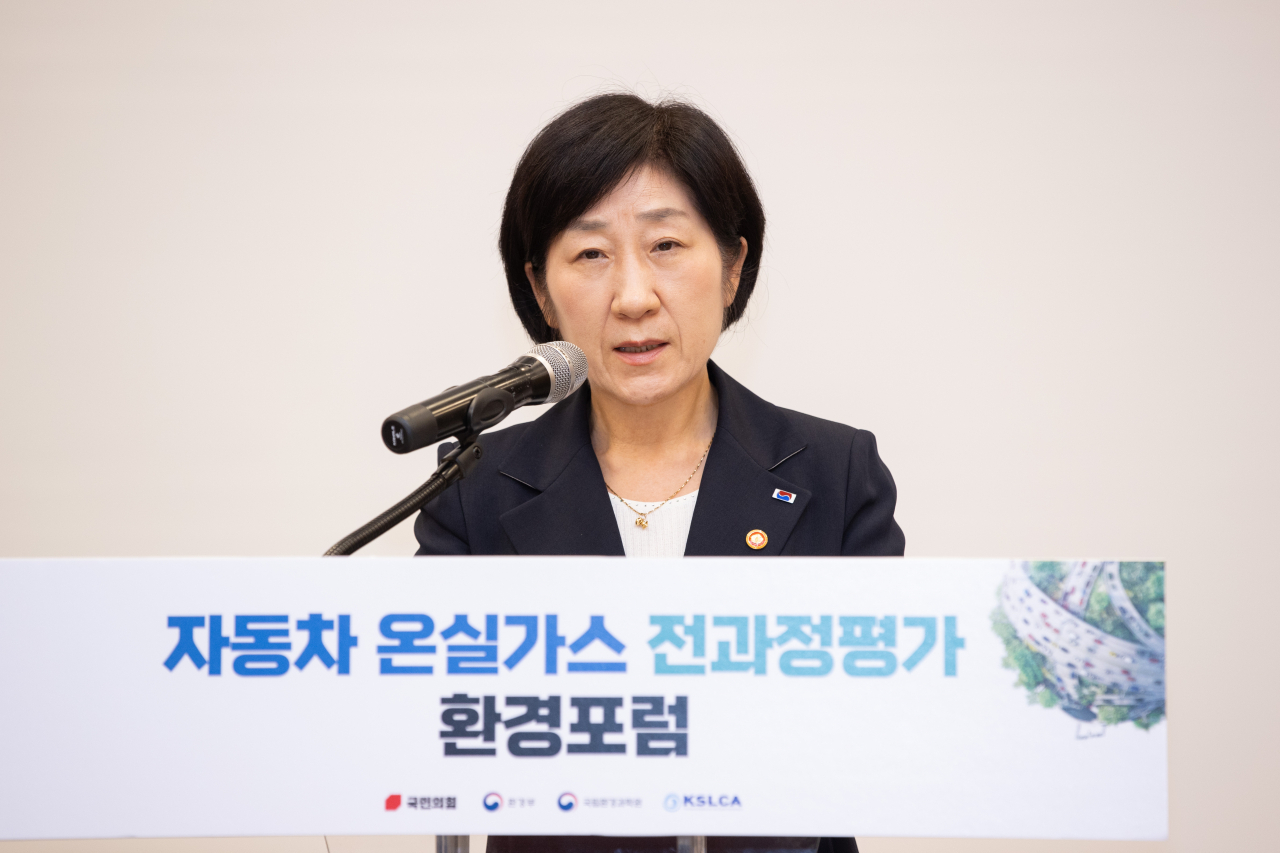 한화진 환경부 장관이 23일 서울 영등포구 국회박물관에서 열린 '자동차 온실가스 전과정평가 환경포럼'에서 축사하고 있다. [연합]