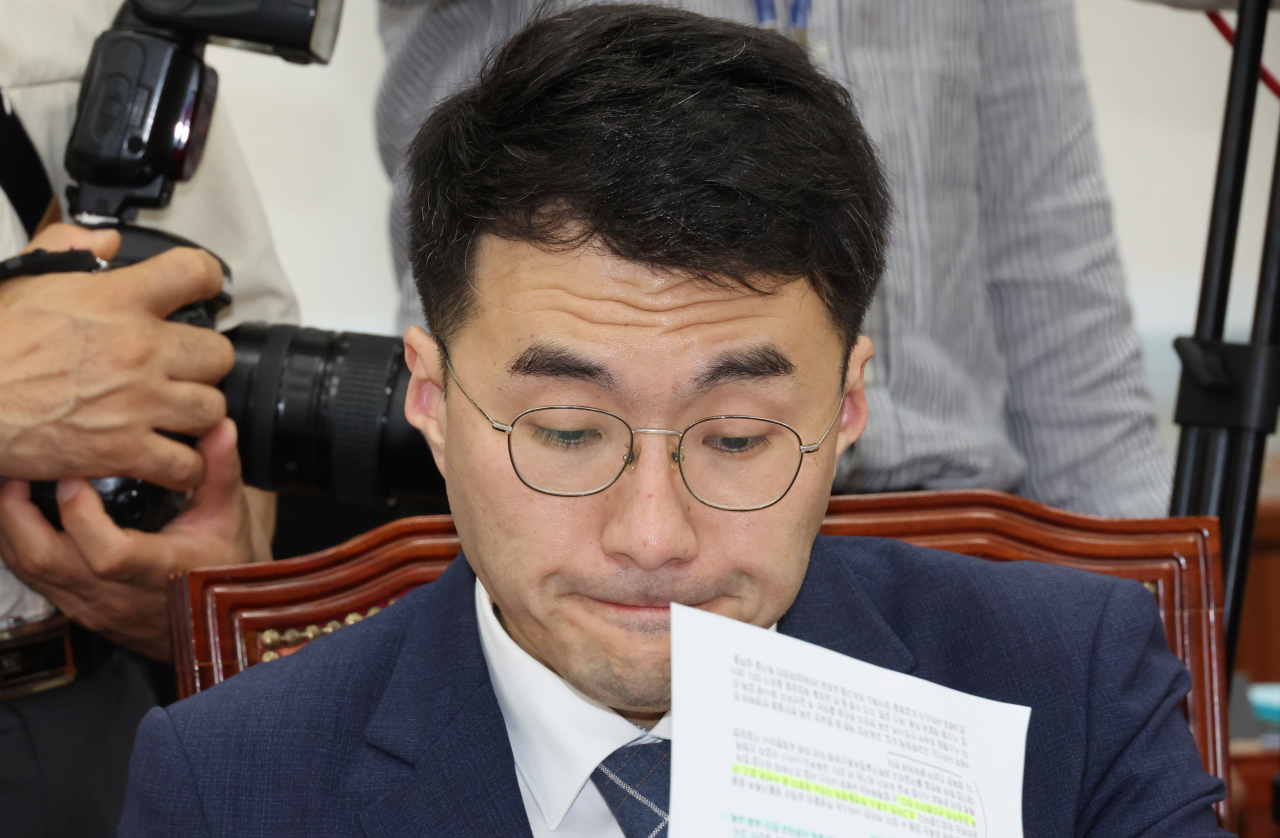 김남국 무소속 의원이 27일 오후 서울 여의도 국회에서 열린 교육위원회 전체회의에서 자료를 살펴보고 있다. [연합]