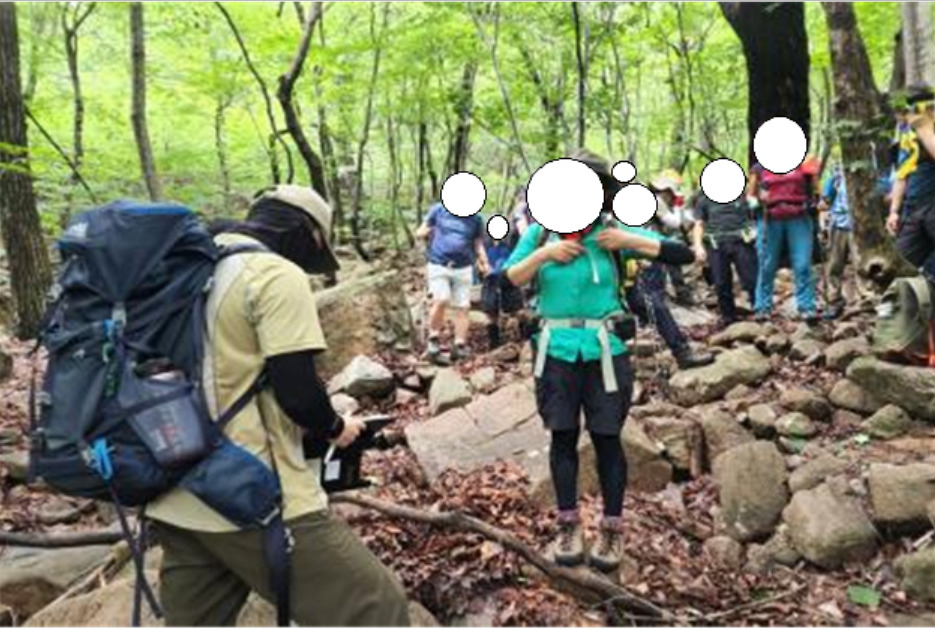 국립공원공단 직원들이 지난해 7월 23일 설악산국립공원에서 샛길출입을 단속하는 장면 [국립공원공단 제공]