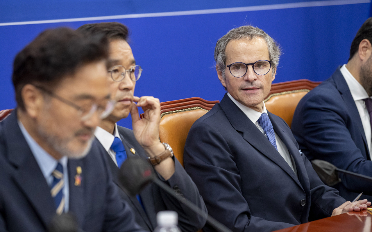 라파엘 그로시 국제원자력기구(IAEA) 사무총장과 위성곤 더불어민주당 후쿠시마 원전 오염수 해양 투기 저지 대책위원장이 9일 서울 여의도 국회에서 에서 열린 더불어민주당 후쿠시마 원전오염수 해양투기저지 대책위원회-국제원자력기구 면담에서 우원식 의원 발언을 듣고 있다. [연합]