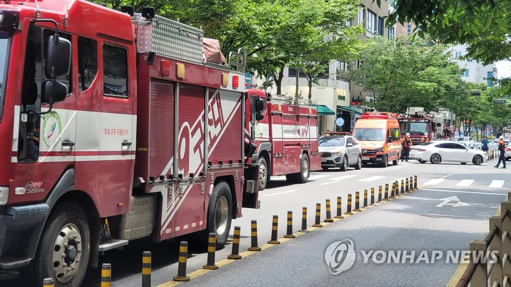 9일 오전 11시 35분께 전주시 완산구 한 아파트 20층에서 불이 나 신고를 받은 소방당국이 출동해 있다.[연합]