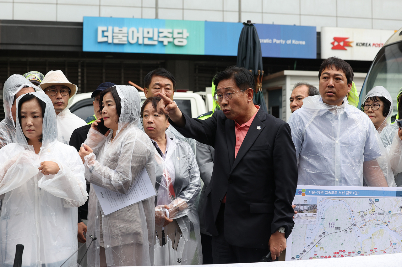 전진선 양평군수(앞줄 오른쪽)와 국민의힘 소속 경기도의원·군의원들이 9일 오전 서울 여의도 더불어민주당 중앙당사를 방문해 원희룡 국토교통부 장관이 '백지화'를 선언한 서울-양평 고속도로 사업 관련 양평군의 입장을 밝히는 기자회견을 하기 전 참가자들을 향해 손짓을 하고 있다. [연합뉴스]