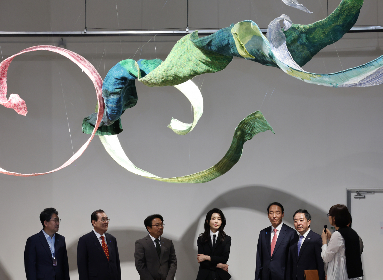 김건희 여사가 13일 광주 북구 광주비엔날레 전시관에서 진행 중인 제14회 광주비엔날레를 찾아 유마 타루 작가의 '천과 같은 혀'를 관람하고 있다. 연합뉴스